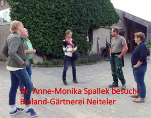 Dr. Anne-Monika Spallek (Mitte) im Gepräch mit Reinhard und Ursula Neiteler (re.), links im Bild: Annette Müller, Martin Uphoff (Foto: Paul Bergmann).